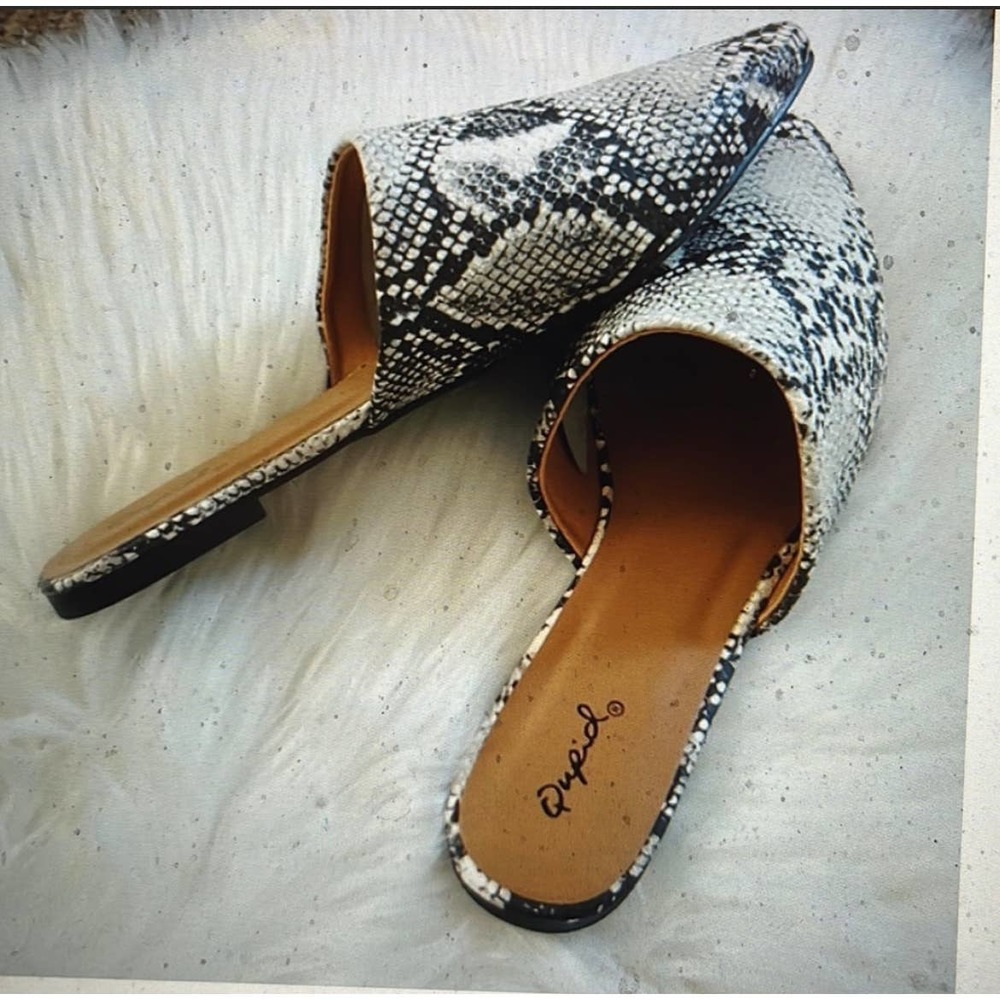 Snakeskin print stylish mules! These are super cute and stylish ! Sz 9